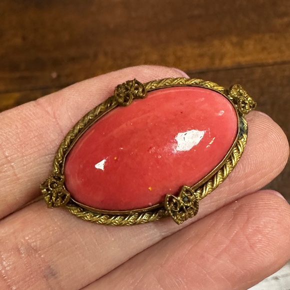 Vintage Jewelry - Vintage pink coral oval stone brooch set in gold tone hardware Czech